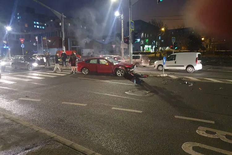 Accident pe strada Observatorului, în Zorilor, între un Audi și un BMW - FOTO