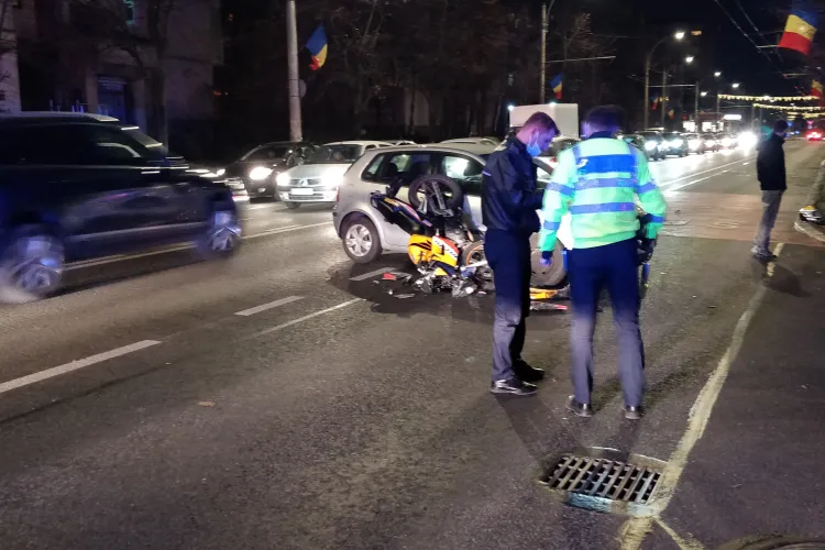 Accident pe strada Nicolae Titulescu! Un motociclist a intrat direct în un autoturism - FOTO