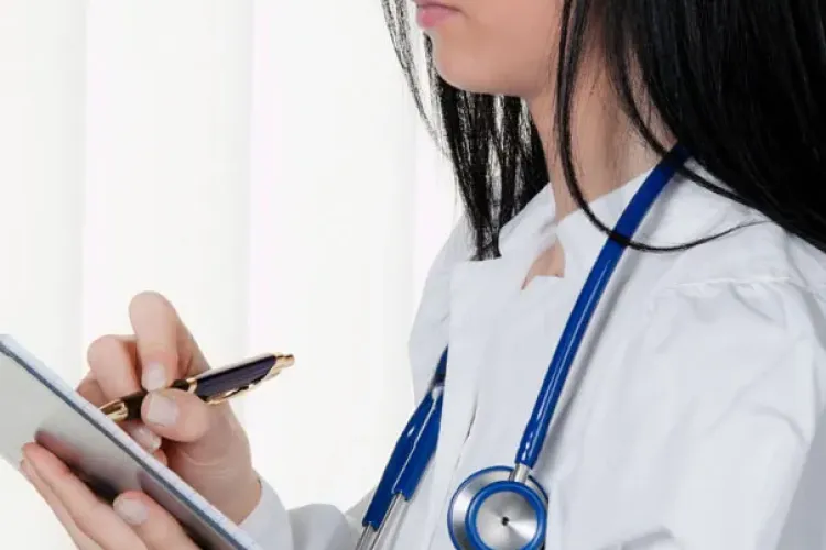 ”Doamna doctor Madalina Adam”, de la UMF Carol Davila, a ajuns virală pe Internet. Le spune studenților cum să i se adreseze - VIDEO