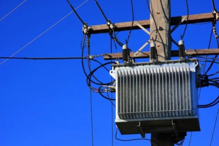 Oamenii din Apahida reclamă întreruperi frecvente, de scurtă durată, pe rețeaua electrică. Ce răspunde Electrica