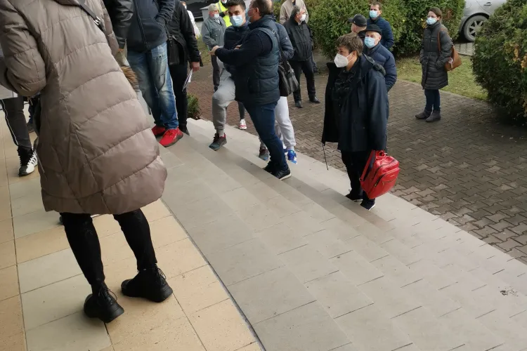 Cozi la ridicarea documentelor la Serviciul de Înmatriculări și Permise Cluj - VIDEO   