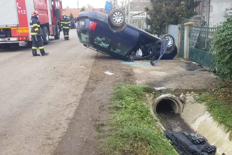 Mașină răsturnată în Tritenii de Jos - FOTO