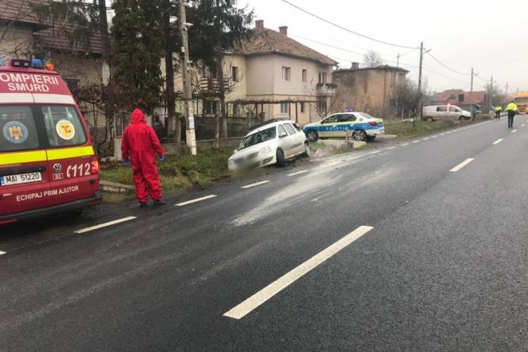 Autoturism lovit de TIR pe un drum din Cluj. Un tânăr a ajuns la spital FOTO