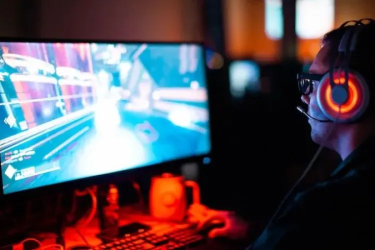 Cei care se joacă pe calculator sunt mai fericiți   