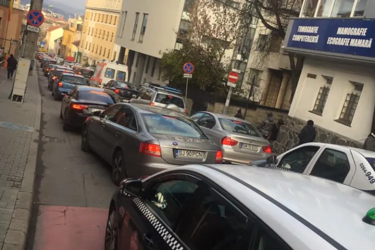 Haos zi de zi pe Clinicilor și Victor Babeș, din cauza lucrărilor de îngustare a traficului din Piața Lucian Blaga - FOTO