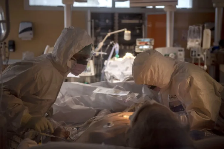 Secțiile ATI mai au numai 80 de paturi la ATI. Medicii solicită restricții mai dure