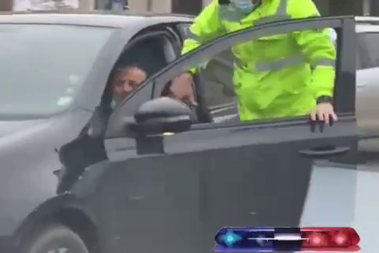 Polițist luat la mișto în Piața Lucian Blaga! Șoferul a fugit cu polițistul ”călare” pe mașină - VIDEO