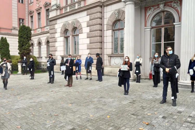 Protest la Cluj făcut de avocații stagiari, după scandalul de la examenul de definitivat în profesie - FOTO