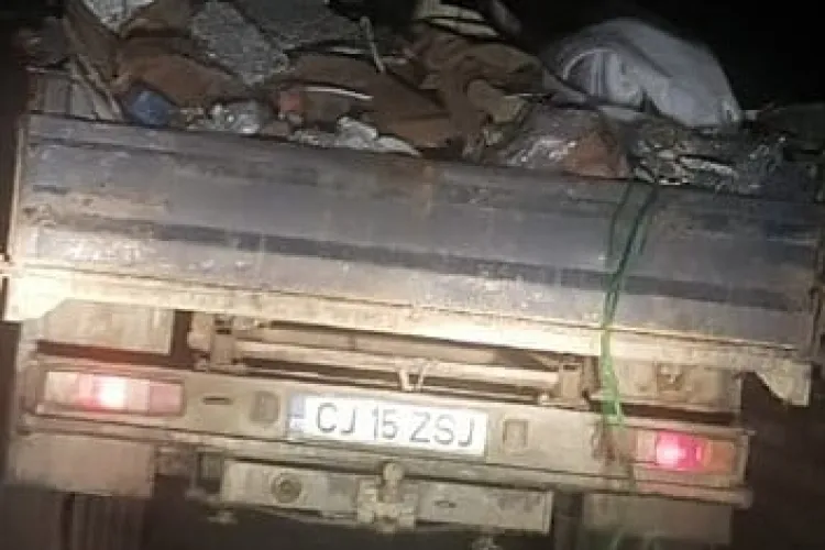 Cluj: Șofer care a aruncat deșeuri pe marginea drumului, făcut de râs și depistat de doi tineri cu inițiativă   