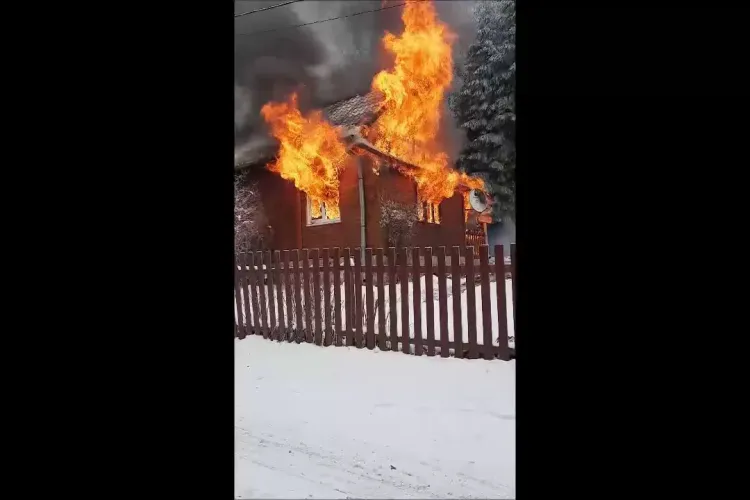 O cabană a luat foc la Muntele Băișorii - VIDEO