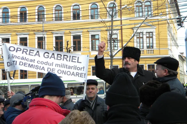 300 de rezervisti au protestat in fata Prefecturii Cluj: "Daca va fi nevoie vom pune mana pe arme!" - VIDEO