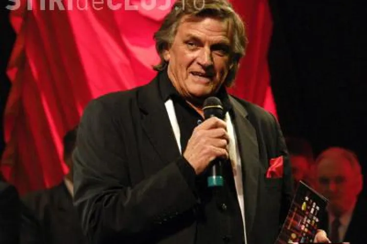 La multi ani Florin Piersic! Actorul a implinit 75 de ani si a fost sarbatorit pe scena, jucand piesa "Straini in noapte"