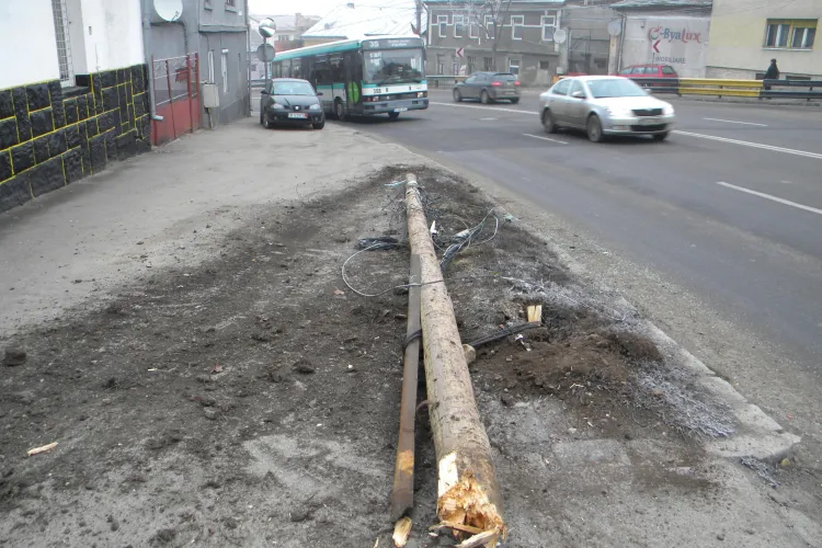 Accident pe Calea Turzii! Un sofer a derapat si a rupt un stalp de electricitate - Galerie FOTO