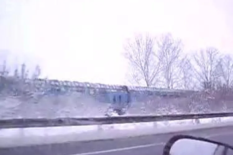 Un sofer s-a intrecut cu un tren intre Cluj Napoca si Dej si a filmat scena - VIDEO