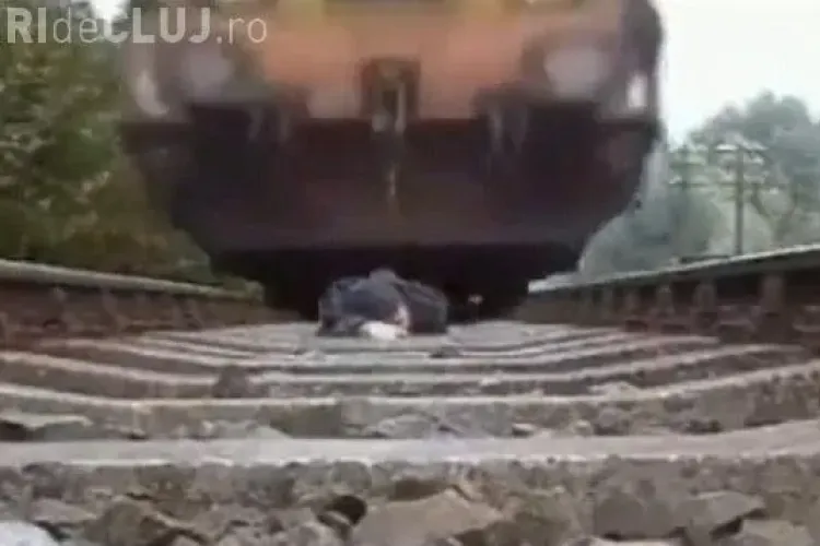 Socant! S-a filmat in timp ce trenul trecea peste el - VIDEO