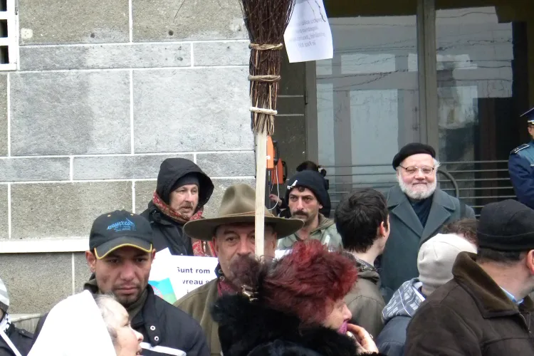 Rromii mutati la Pata Rat au protestat in piata Lucian Blaga: Primarul ne-a mutat in ghetou - VIDEO si FOTO