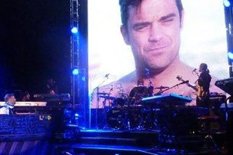 Robbie Williams, dezbracat in pielea goala intr-o inregistrare video cu dedicatie pentru Gary Barlow