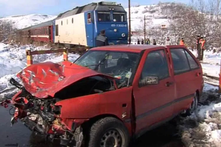 Accident feroviar la Mera! Un autoturism a fost lovit de un tren- VIDEO