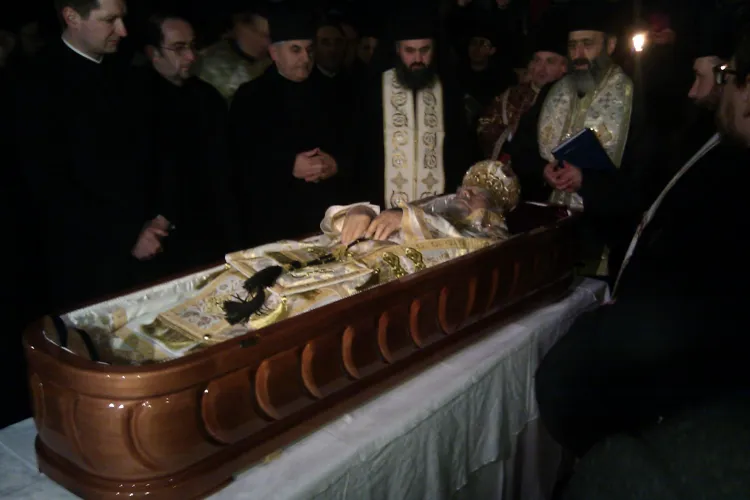Trupul lui IPS Bartolomeu a fost depus in curtea Palatului Mitropolitan unde a fost oficiata o slujba religioasa! VIDEO si FOTO