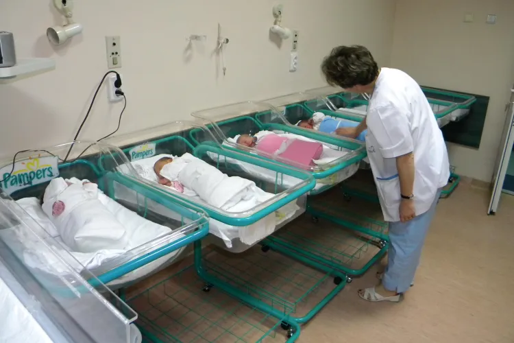 Mamele care nasc in concediul de maternitate mai primesc 600 de lei la indemnizatie!