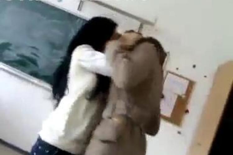 Elevele unui liceu ortodox din Bucuresti se saruta si danseaza in fata profesoarei - VIDEO