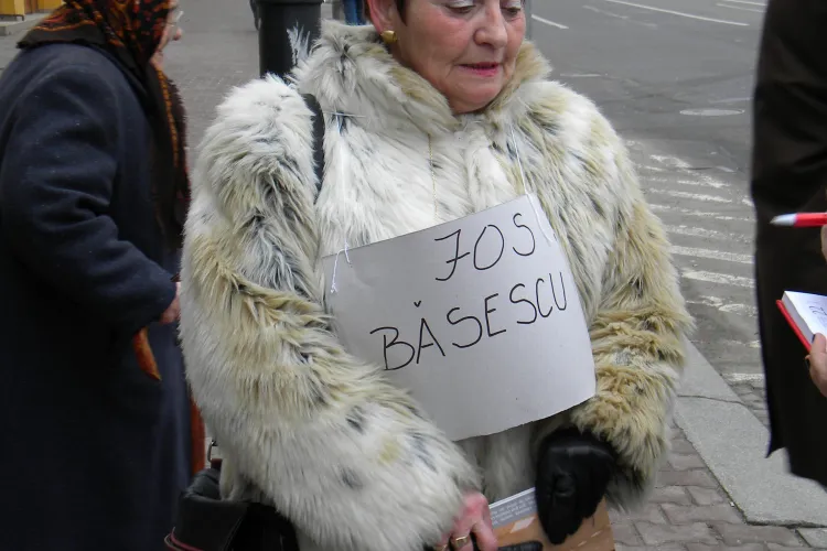 Alice Rotta, chemata la politie: "Seful IPJ Cluj si-a cerut scuze"! Interviu cu sotia milionarului care protesteaza in fata PDL - VIDEO