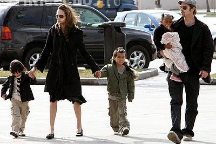 Angelina Jolie si Brad Pitt vor sa adopte un copil din Romania!
