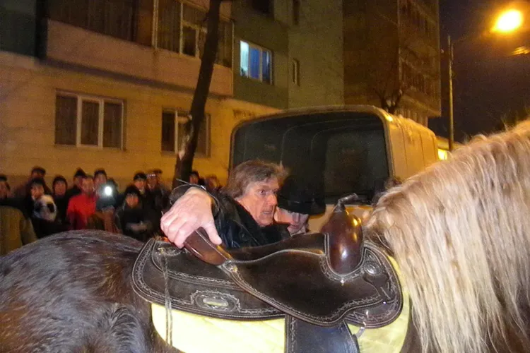 Florin Piersic, la un pas sa fie aruncat la pamant de calul pe care l-a calarit pana in fata cinematografului - VIDEO si FOTO