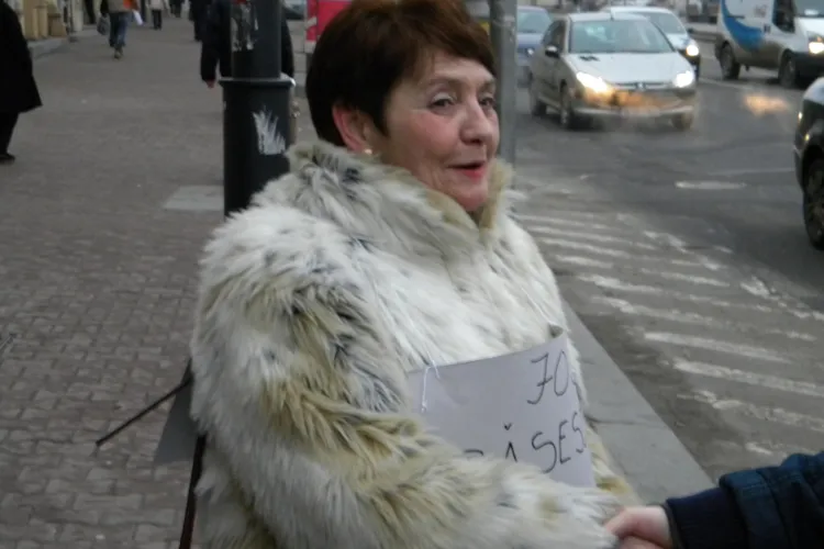 Alice Rotta, in a treia zi de protest in fata sediul PDL Cluj! Femeia a fost supravegheata de politisti si jandarmi