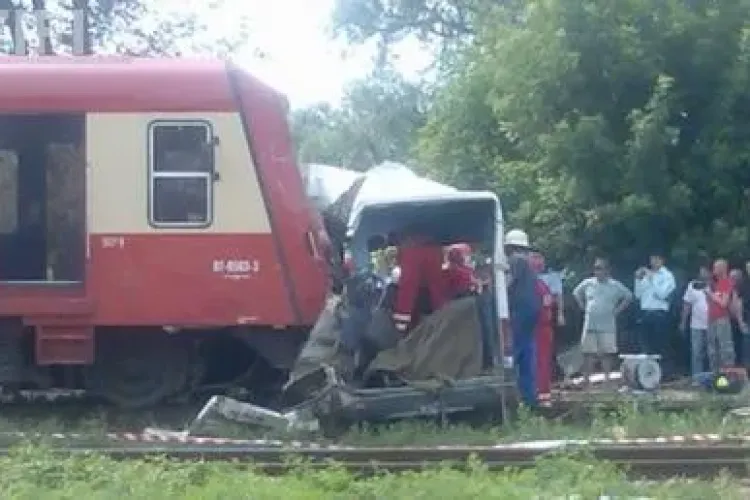 Accident grav la Brasov! Un tren a lovit un autobuz