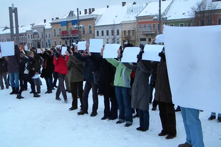 Statuia lui Matei Corvin "dezvelita" de clujenii satui de tergiversarile politice - VEZI VIDEO si  FOTO