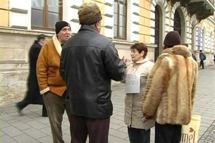 Un barbat protesteaza in fata la PDL Cluj, dupa modelul lansat de Alice Rotta!