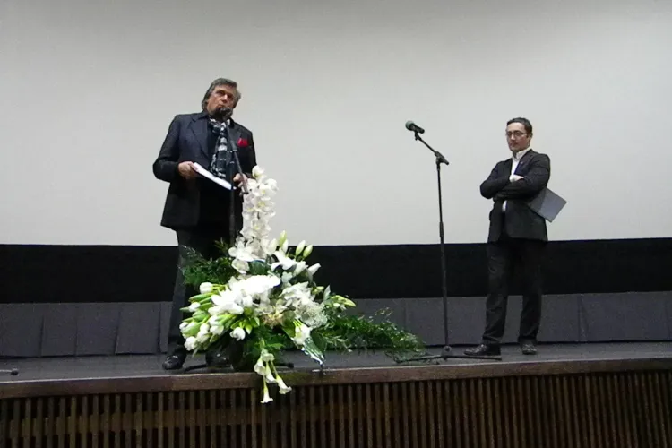Florin Piersic a povestit aseara la inaugurarea cinematografului cum s-a batut cu o ursoaica si a sarit cu parasuta! VIDEO 