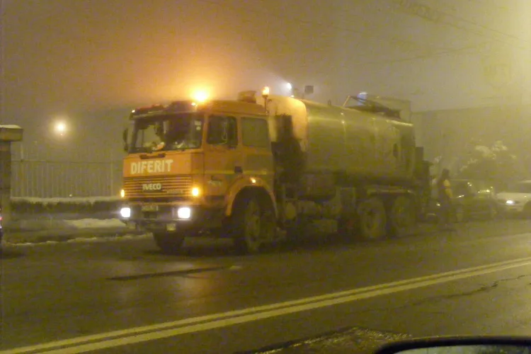 Asfaltare la -11 grade Celsius! Firma Diferit a fost surprinsa in timp ce lucra la ora 23.00 pe strada Traian Vuia!