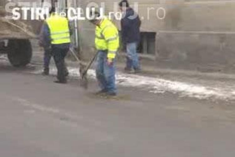 Drumarii din Dej au gasit solutia pentru gropile din asfalt: astuparea cu pietre si bocancul! VIDEO