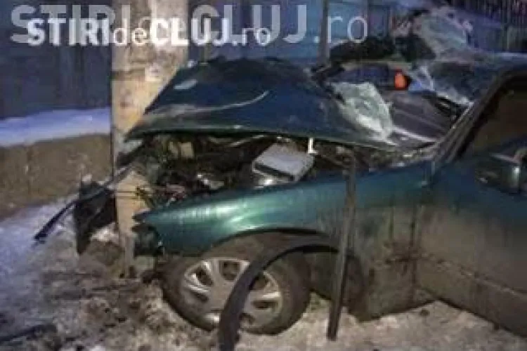 Accident grav la Dej! Trei tineri au fost grav raniti, doi dintre ei avand sanse mici de supravietuire, dupa ce au intrat cu masina intr-un stalp! VIDEO