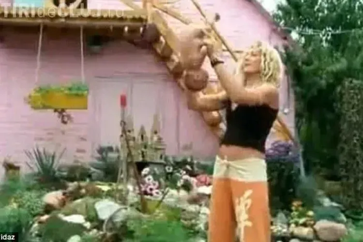 Un bebelus este tinut de picioare si invartit in aer de mama lui, in timpul unei sedinte de yoga - VIDEO