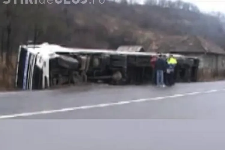 Un TIR incarcat cu chestestea s-a rasturnat la intrare in Dej - VIDEO