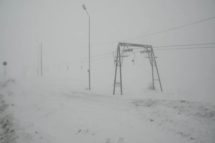 Partia din Feleac, invaluita intr-o ceata de s-o tai cu cutitul! Schiorii si ATV -istii au inceput sa isi faca aparitia - VEZI VIDEO si FOTO