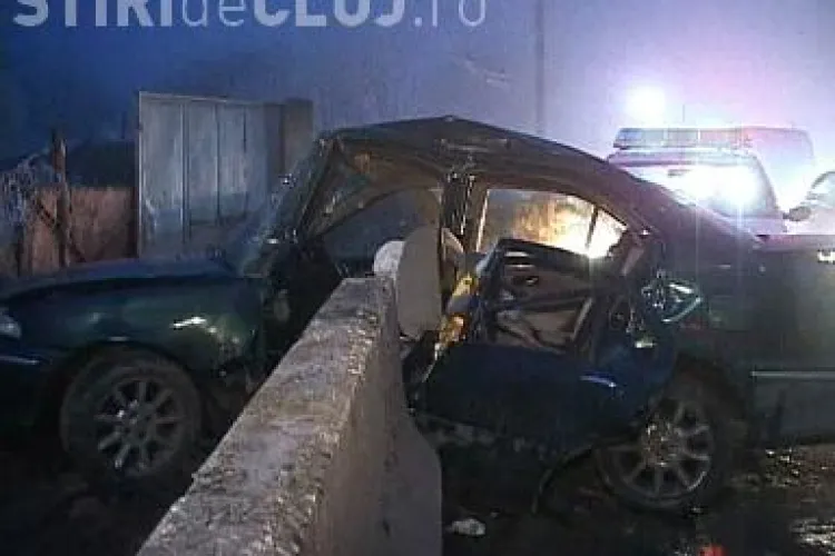 Un autoturism s-a zdrobit de un parapet de beton de pe Calea Turzii! Trei persoane sunt ranite - VIDEO