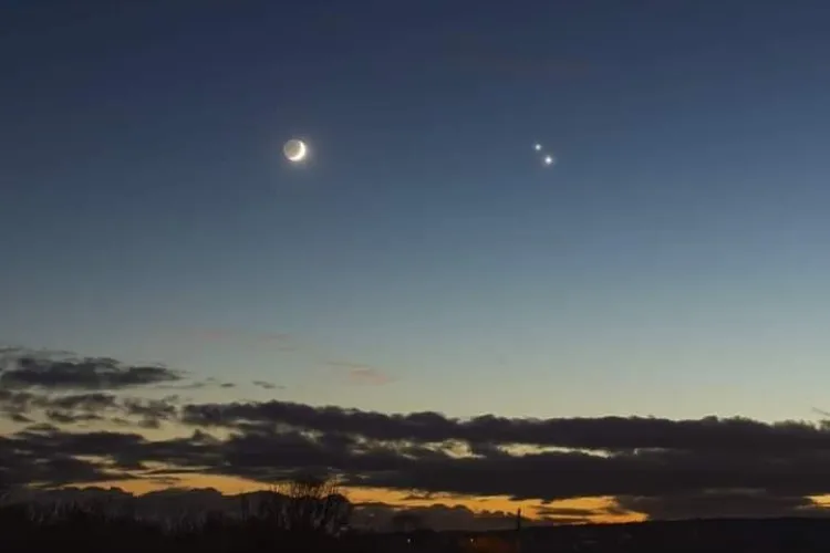 Imagine cu Luna, Saturn și Jupiter vizibile din România: Cei 3 Crai au sosit… - FOTO