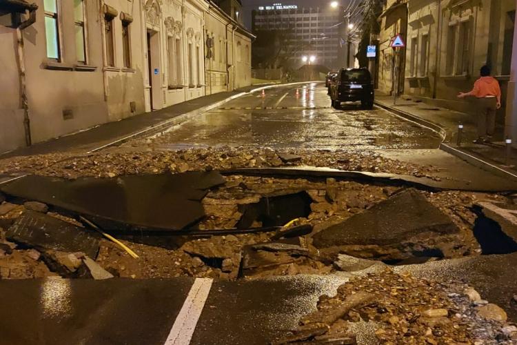 Inundație pe strada General Dragalina. Apa a intrat în casele oamenilor - VIDEO