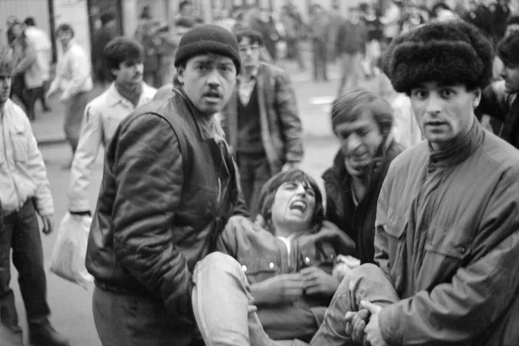 Un fotograf a surprins panica din centrul Clujului, din 21 decembrie 1989: Se trăgea și oamenii erau la pământ - FOTO