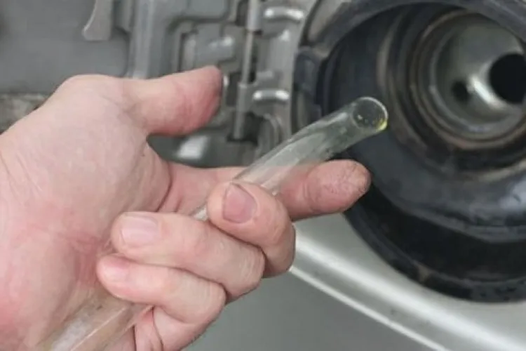 Hoți prinși în flagrant la furat de combustibil la Cluj. Voiau să tragă canistre întregi de motorină din tren