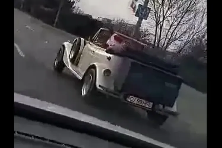 Crăciun fericit! Moș Crăciun filmat la Cluj într-o decapotabilă de epocă - VIDEO