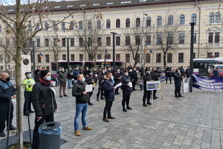 Polițiștii și grefierii din Cluj au protestat față de înghețarea salariilor în 2021 - FOTO