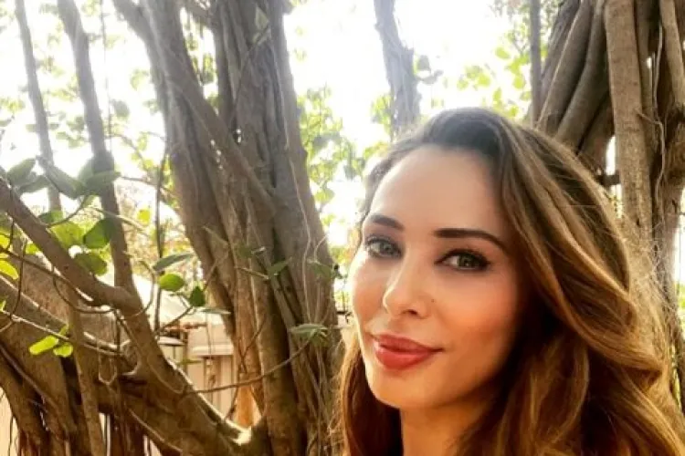 Ce face de fapt Iulia Vântur în India