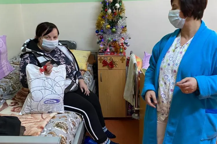 Cadouri de Crăciun pentru vârstnicii de la Centrul de asistență și îngrijire din Cluj