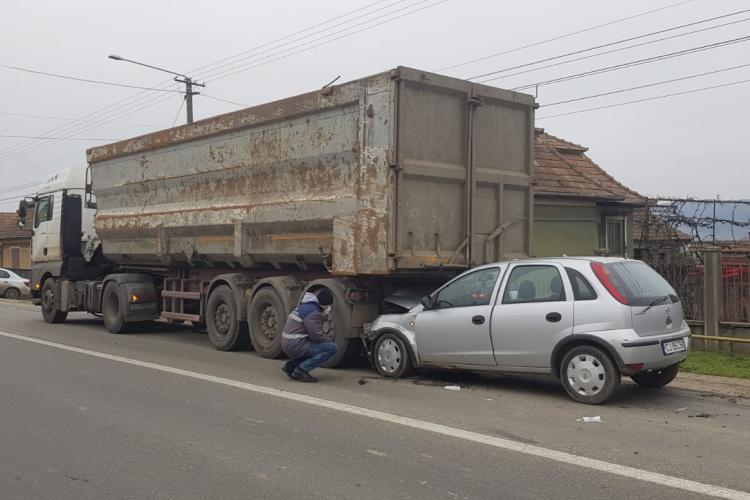 CLUJ: Accident între un TIR și un autoturism la Luncani. Două persoane au ajuns la spital FOTO