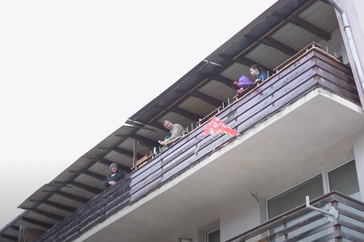 VIDEO - Colind SUPERB în pandemie pe o stradă din Florești. Oamenii au ieșit la geamuri și s-au bucurat 